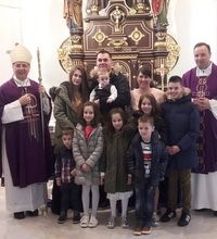 Biskup Šaško krstio Rafaela, osmo dijete Marine i Nikole Tomljenović 